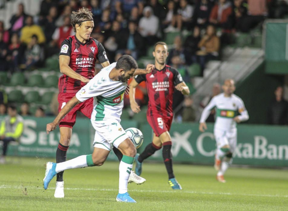 El Elche rompe el maleficio, vuelve a ganar en el Martínez Valero y recupera el olfato realizador en un partido más efectivo que brillante