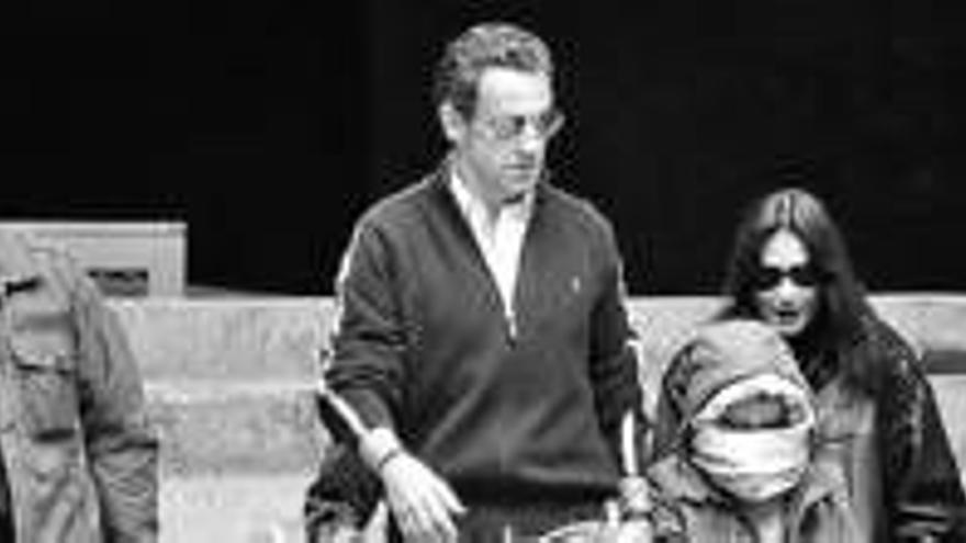 Sarkozy ignora las críticas y se va con Bruni a Petra