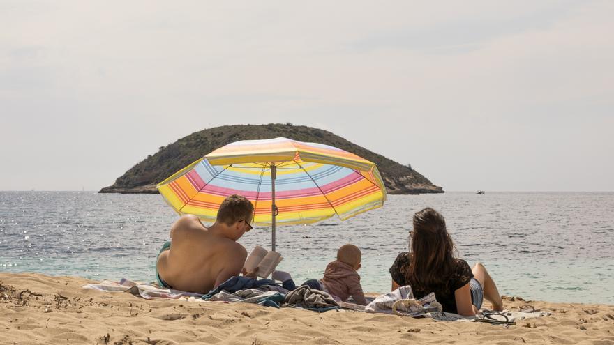 Hier können Sie während Ihres Urlaubs auf Mallorca Sonnenschirme, Sonnenliegen und Luftmatratzen mieten