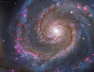 El paso de una galaxia satélite moldeó la forma exterior de la Galaxia Remolino