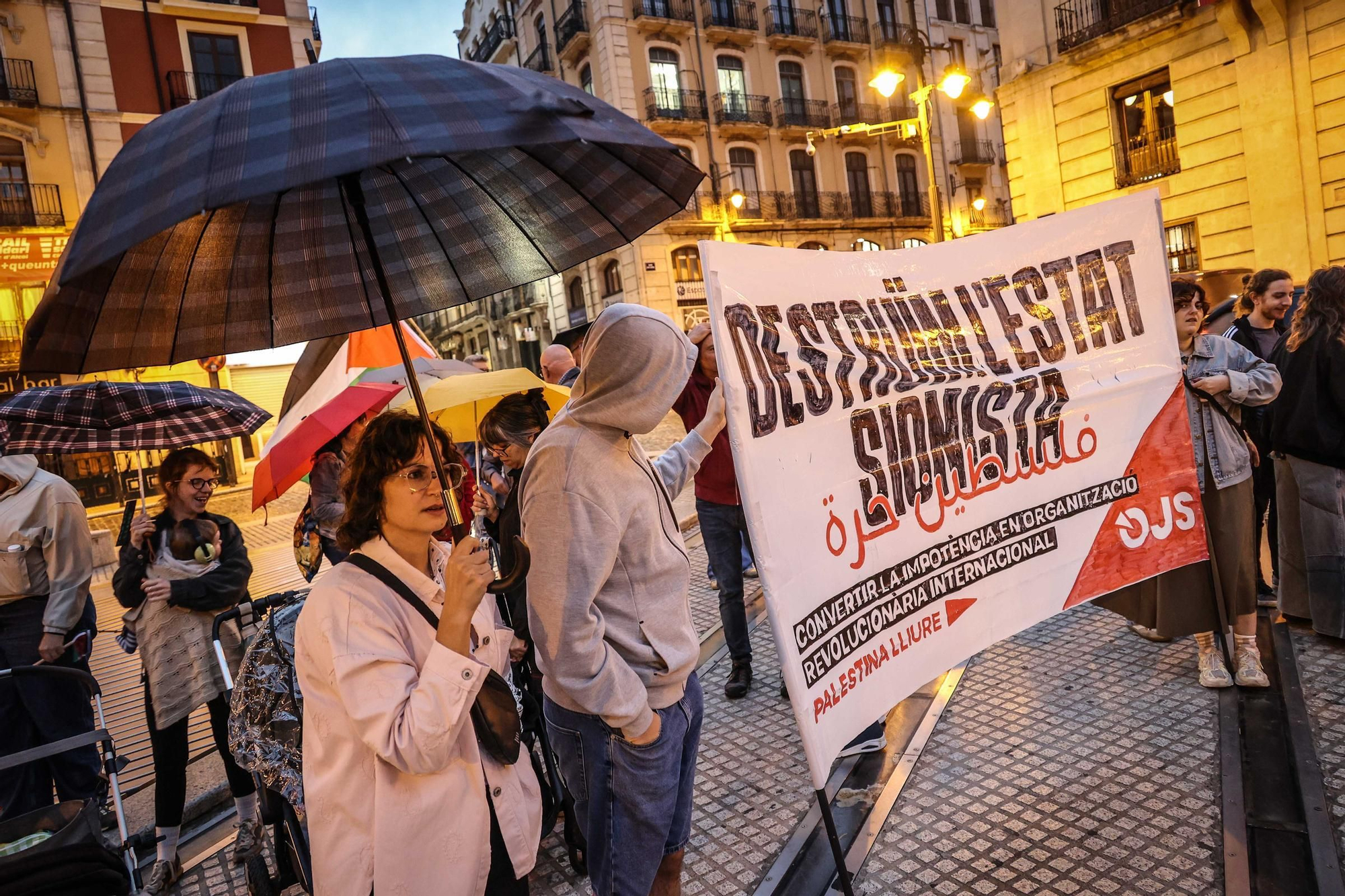 Alcoy se moviliza bajo la lluvia: concentración y marcha ciclista en apoyo al pueblo palestino
