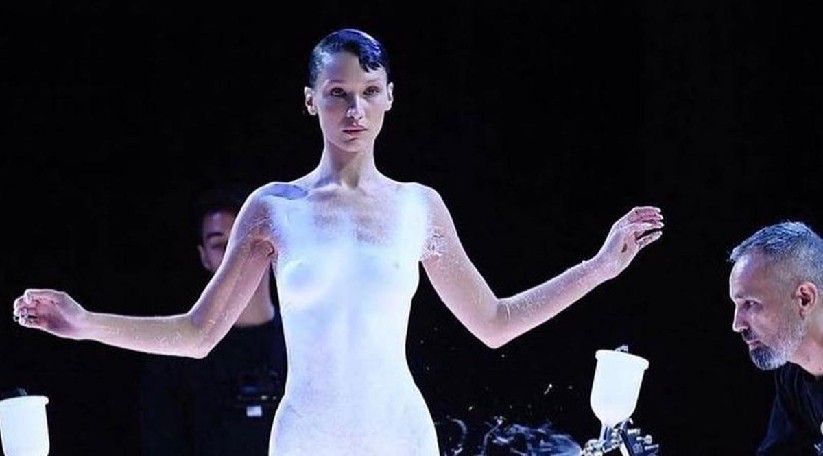 Manel Torres sorprende en el desfile de Coperni, creando un vestido a partir de un espray.