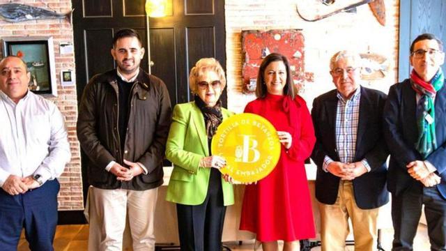 Entrega de la distinción en A Penela en Madrid con María Barral.  | |  LOC