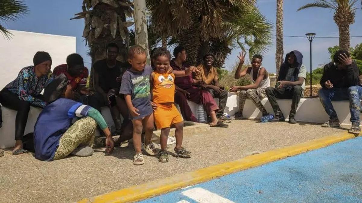 Gloria und Mohamed beim Spielen nach der Ankunft auf Formentera.