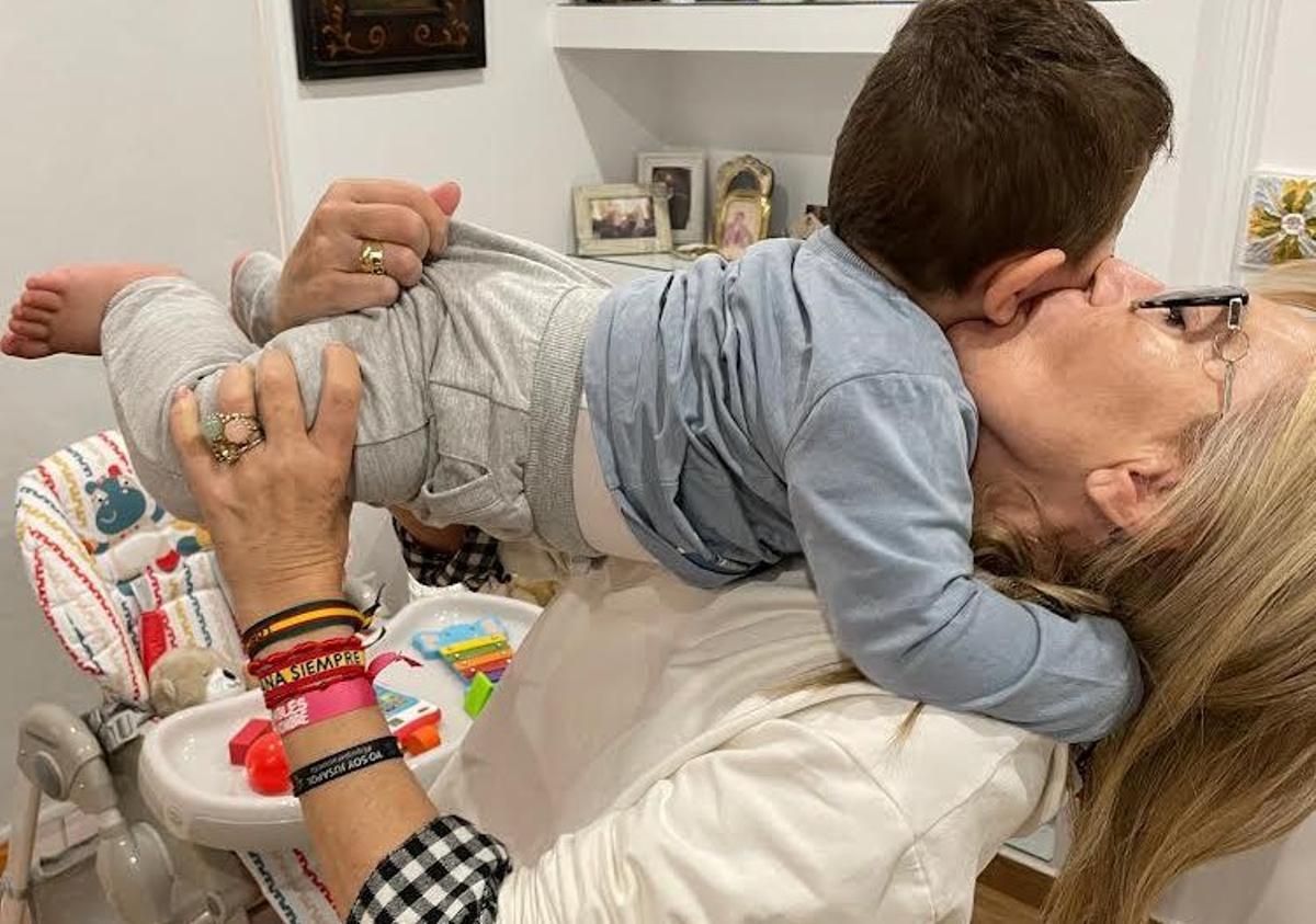 La candidata de Vox a la Alcaldía, Carmen Menduiña, abraza y besa a su nieto José Manuel.