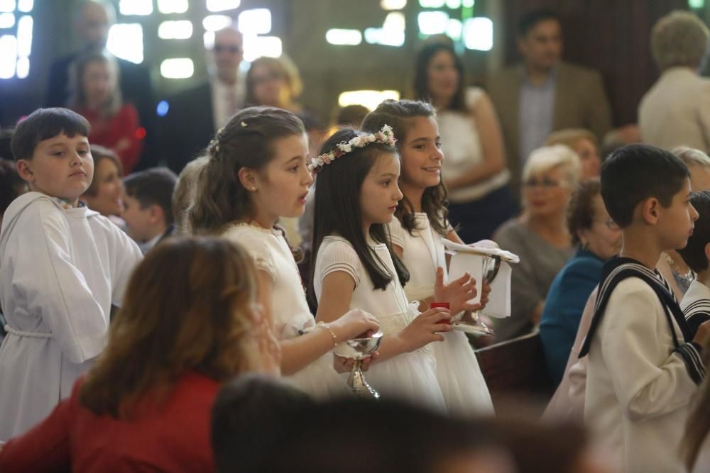 Comuniones en la Iglesia de La Luz, en Avilés