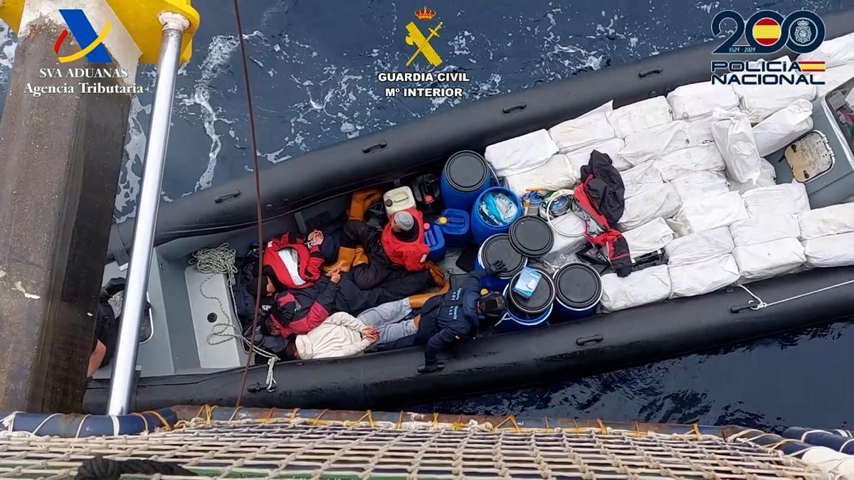 Detienen a un gallego en la narcolancha interceptada con más de cuatro toneladas de cocaína cerca de Canarias