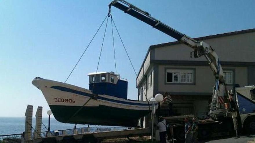 A Laracha retira el barco del paseo marítimo de Caión