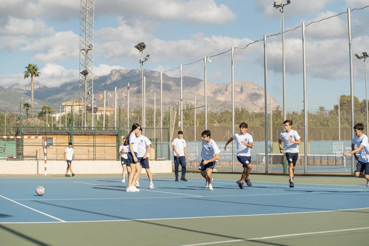 El colegio cuenta con 25.000 m² de instalaciones deportivas de primer nivel y programas específicos para deportistas de alto rendimiento