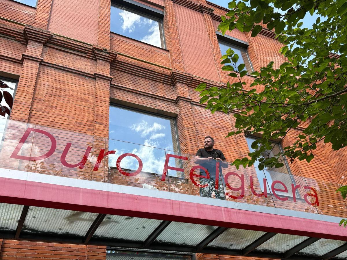 Trabajos para la instalación de la cartelería en los edificios que ocupará Duro Felguera en Valnalón.