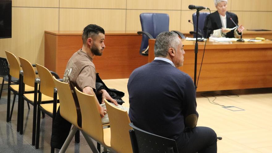 El acusado de agresión sexual junto al intérprete, a su derecha.
