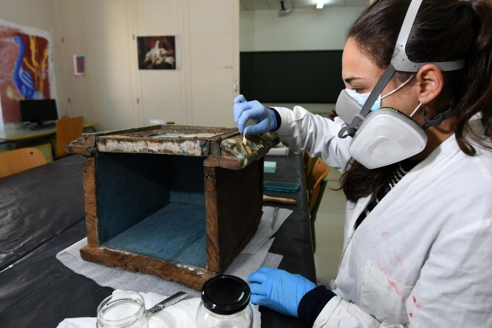 Alumnos de la Escola de Restauración de Pontevedra hacen prácticas en el taller. // Gustavo Santos