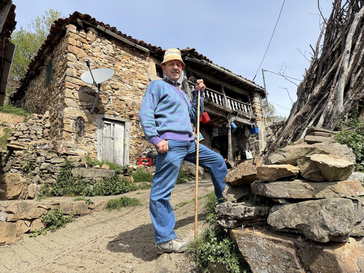César Llamazales, delante de su casa de Casielles (Ponga).