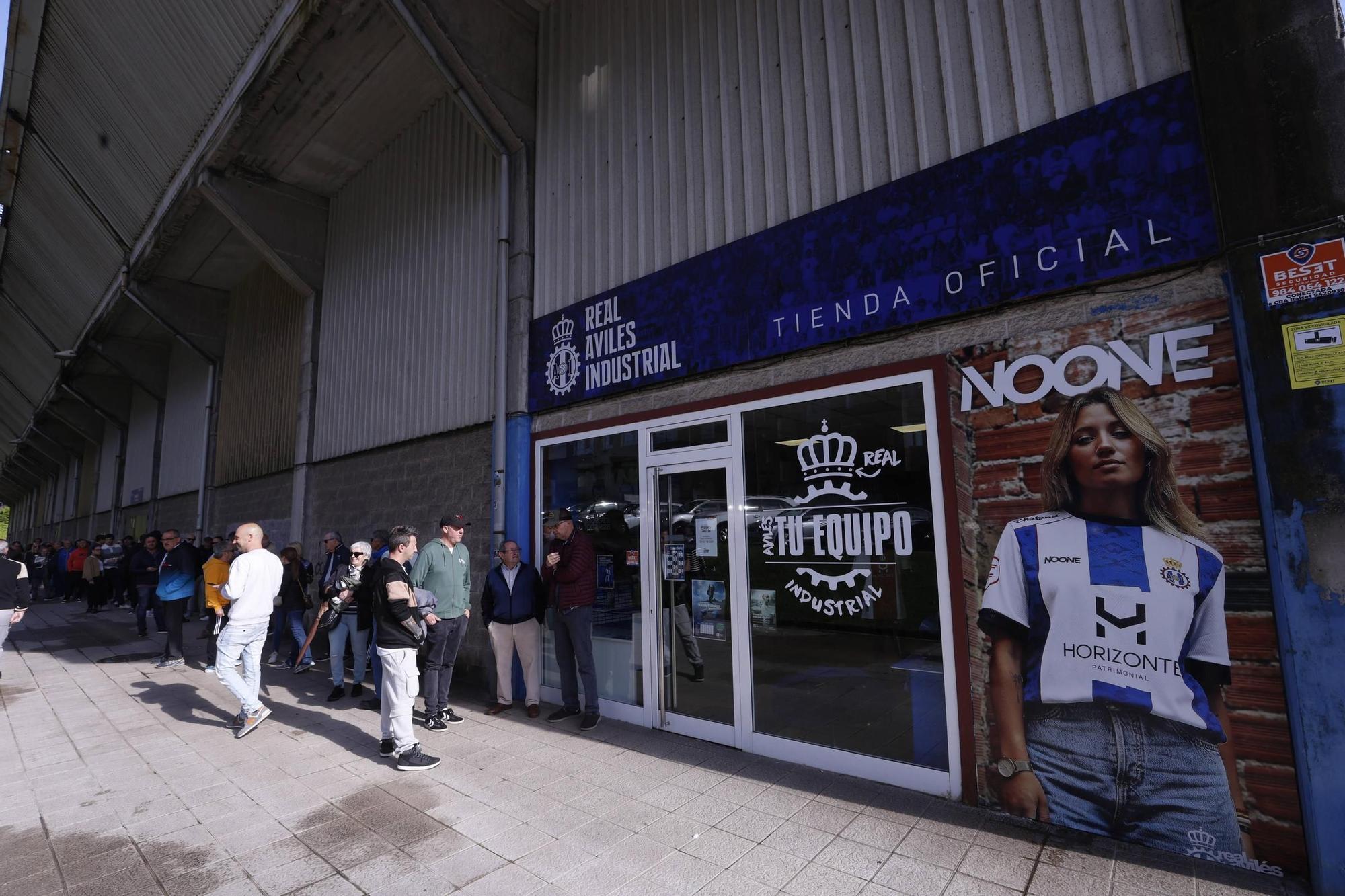 Colas en el Suárez Puerta para el duelo del Avilés frente al Antoniano con el sueño de sueguir adelante en la pelea por el ascenso