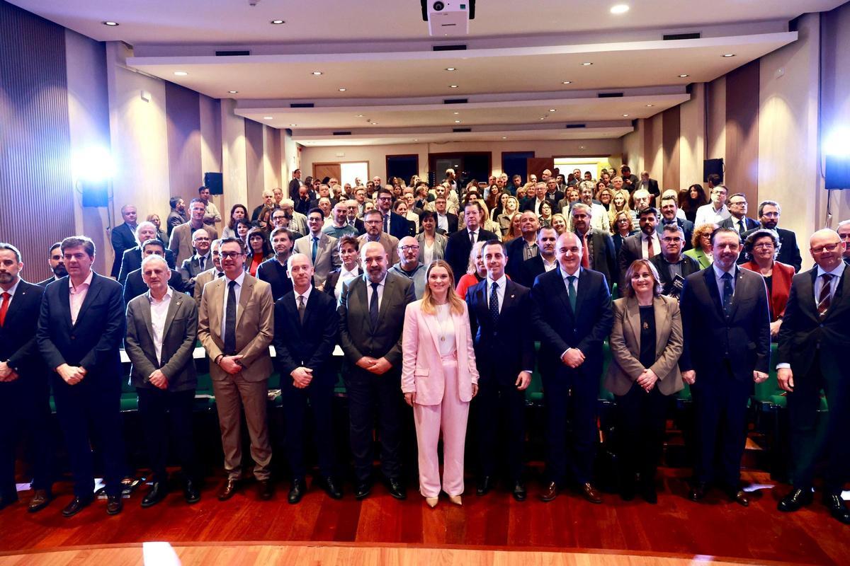 La presidenta del Govern balear, Margalida Prohens, junto a todos los representantes políticos, sociales y económicos en la presentación del documento.