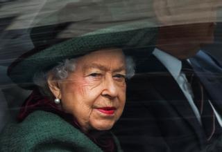 La reina Isabel, bajo supervisión médica por la preocupación sobre su salud