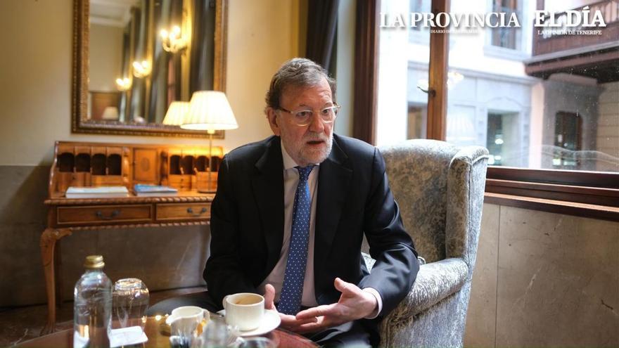 Mariano Rajoy, durante la presentación de su libro en Gran Canaria: «¿A quién se le ocurre ser comunista hoy?»