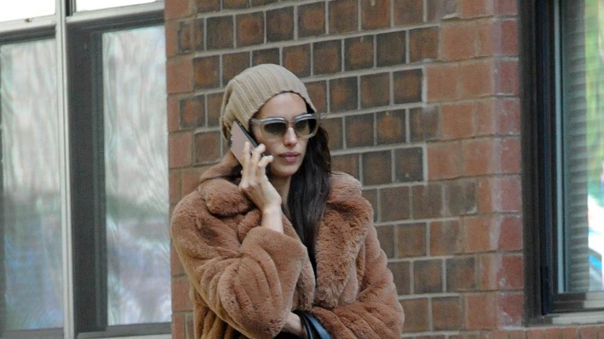 Irina Shayk con abrigo de Mango por las calles de Nueva York
