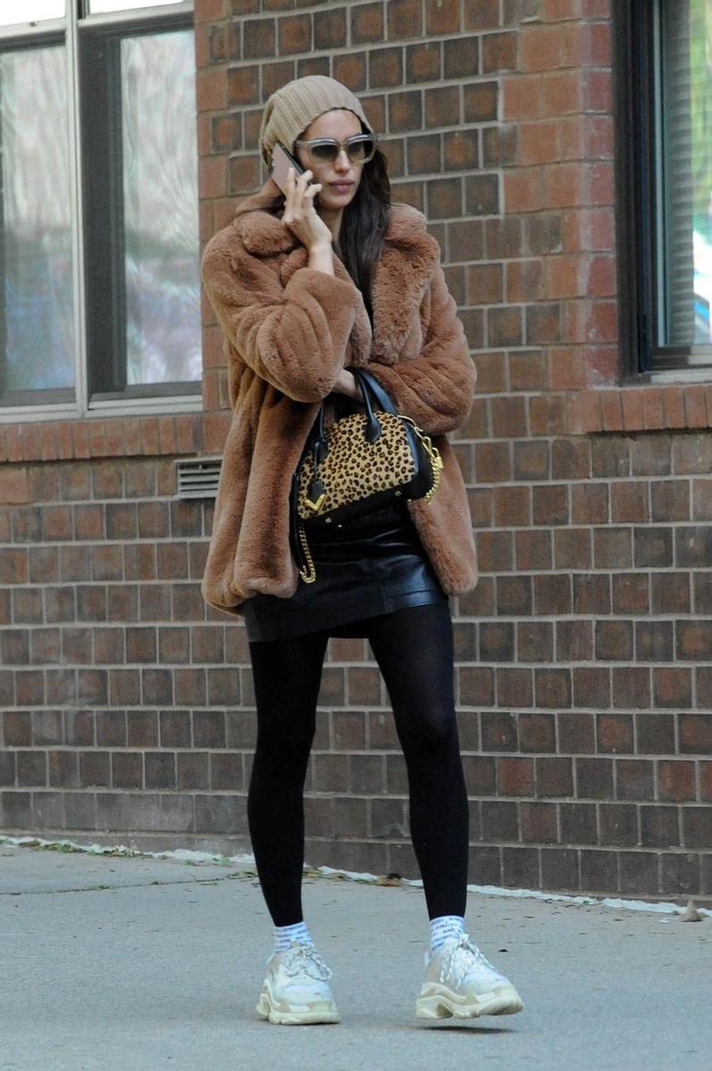 Irina Shayk tiene el abrigo más gustoso y de Mango - Stilo