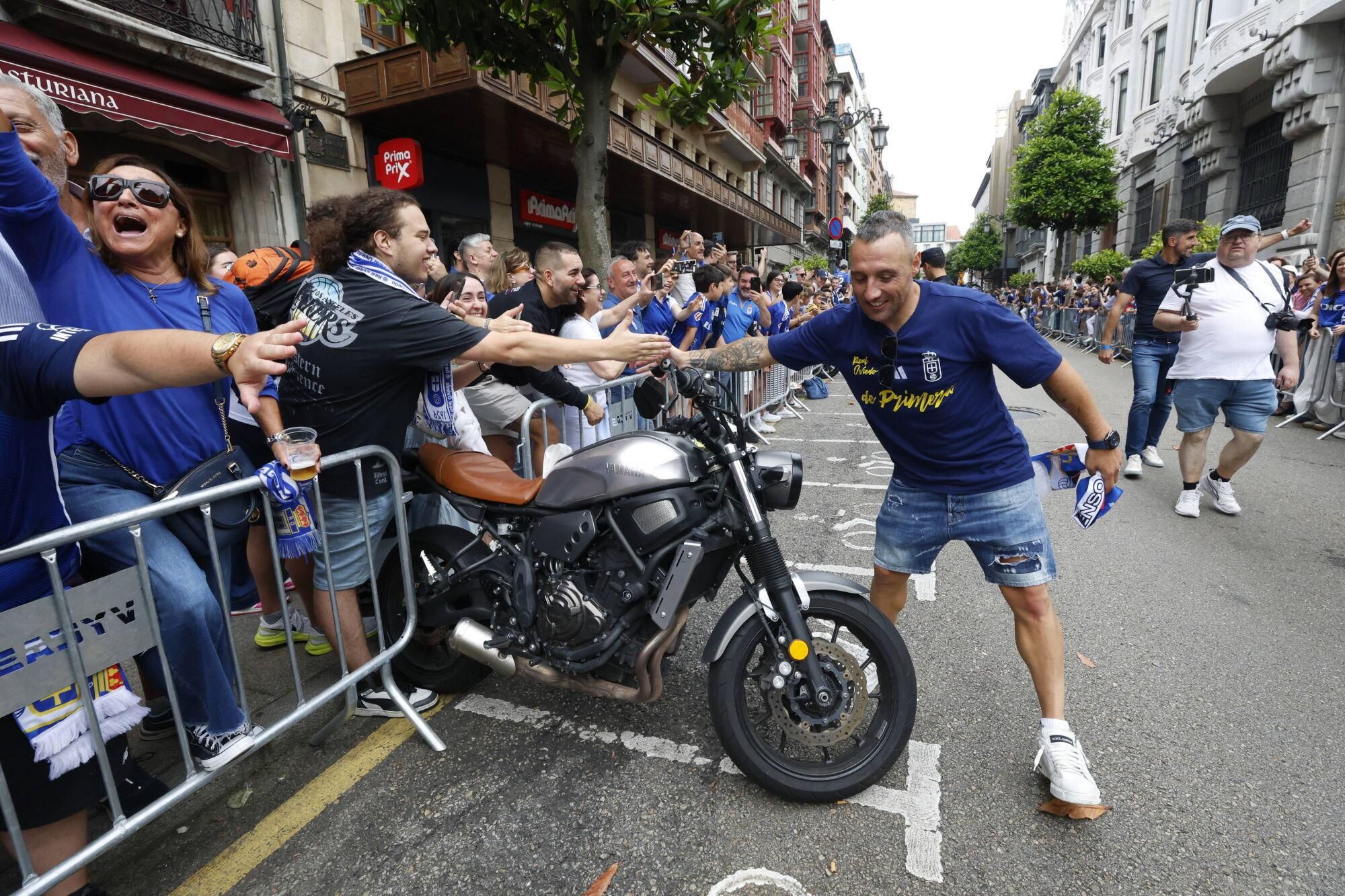 Locura azul en las calles de Oviedo para celebrar el ascenso del equipo a Primera División