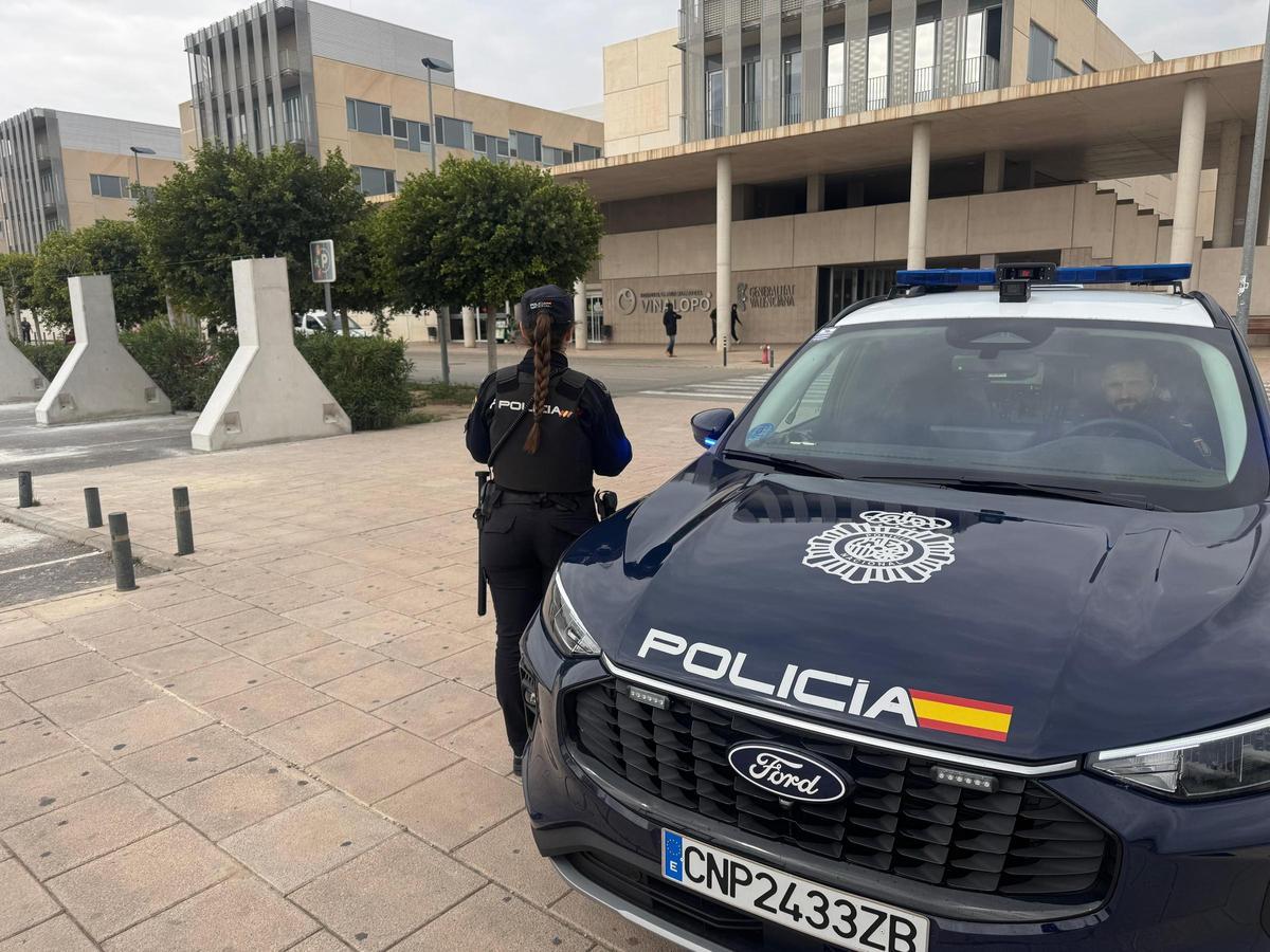 Una patrulla de la Policía Nacional junto al Hospital del Vinalopó, en Elche.