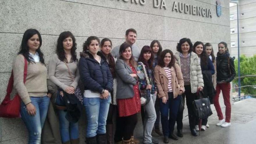 Maribel del Pozo, 4ª por la derecha, durante una visita a los juzgados con alumnos de Traducción.  // FdV