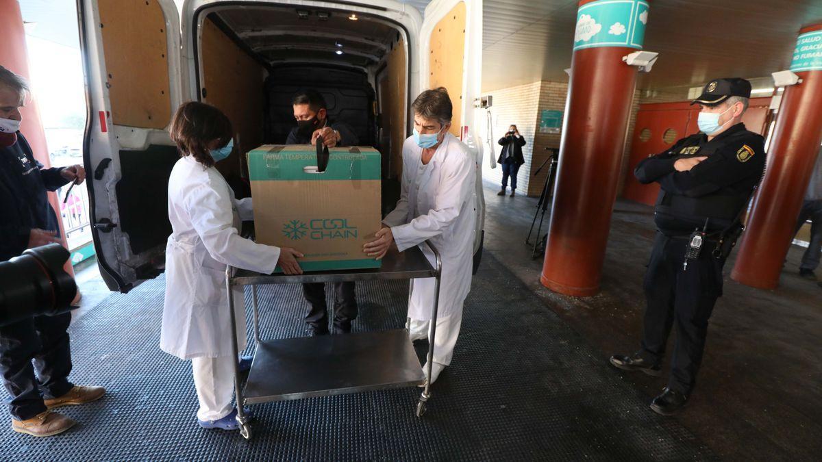 Llegada de dosis de la vacuna de Moderna al Hospital Clínico de Zaragoza