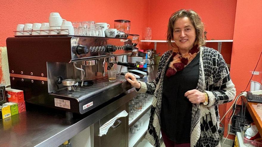 Marina Boto hace un café en el centro social.          | D. ÁLVAREZ