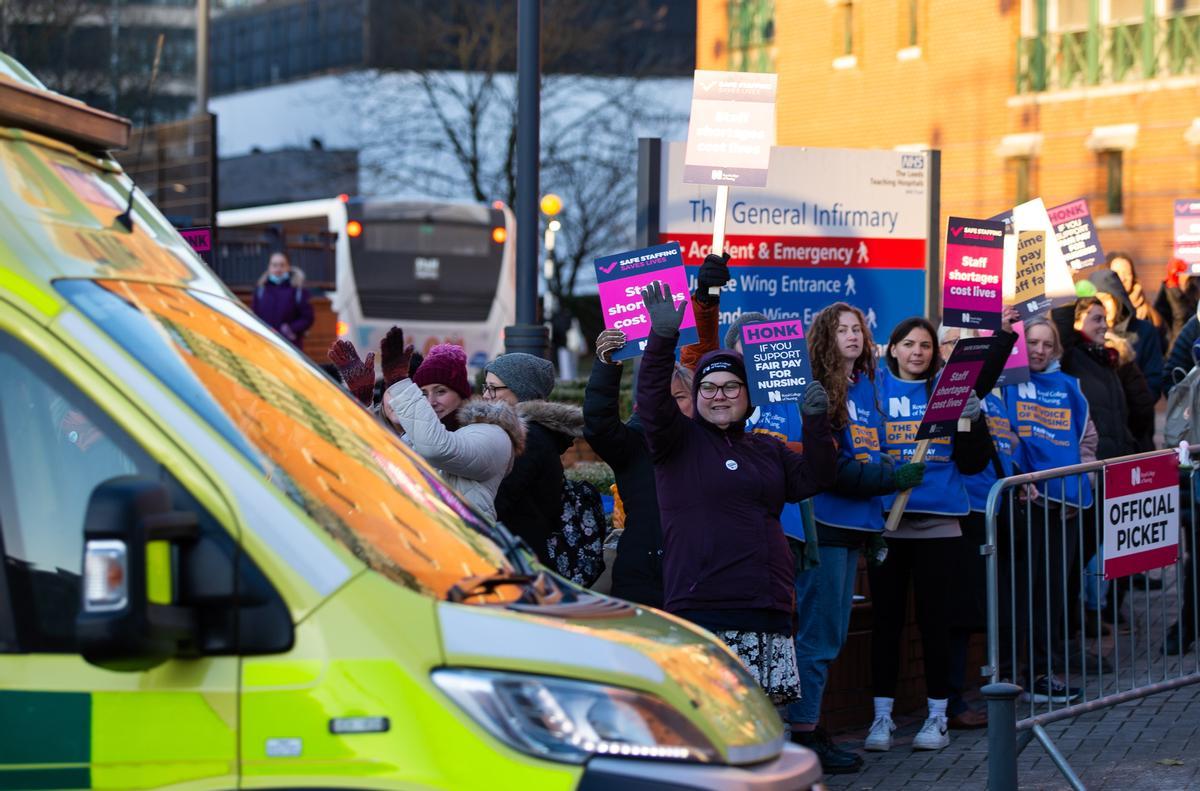 Enfermeras del National Health Service (NHS), el sistema público de salud británico, protestan a las puertas de un centro hospitalario en Leeds, Gran Bretaña.