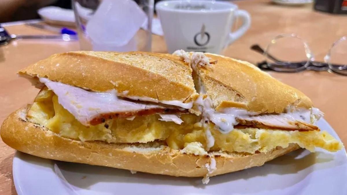 Este es el bar de Málaga que sirve &quot;el mejor pitufo&quot; de la ciudad: enorme y a 2,30 euros