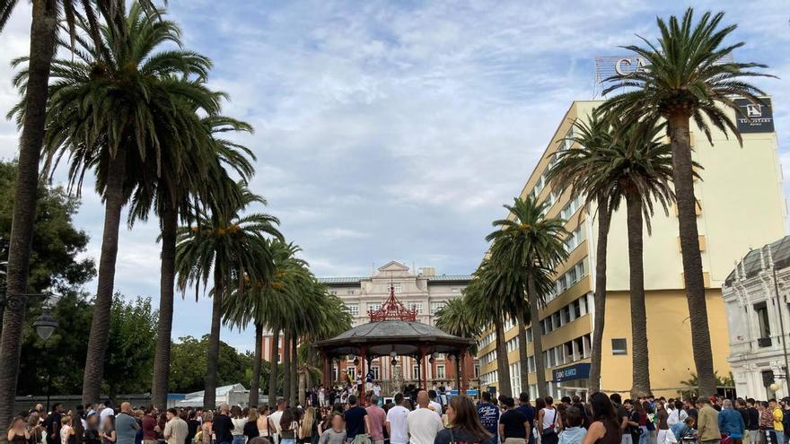 Un centenar de personas se juntan en los jardines de Méndez Núñez de A Coruña para "farmear aura": "No entiendo nada"