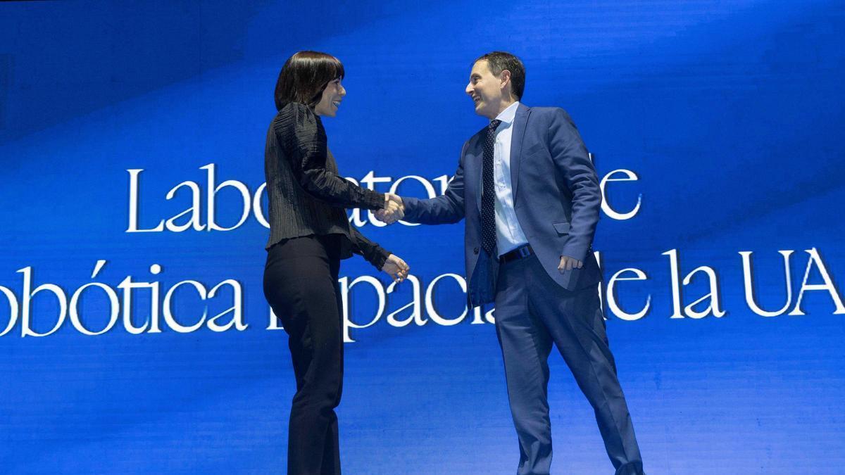 La ministra de Ciencia, Innovación y Universidades, Diana Morant, felicita al director de Laboratorio de Robótica Espacial, Jorge Pomares.