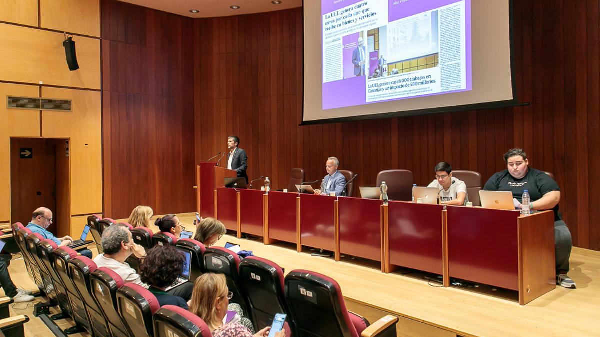 El rector de la Universidad de La Laguna, Francisco García, durante su intervención en la sesión extraordinaria del Claustro.