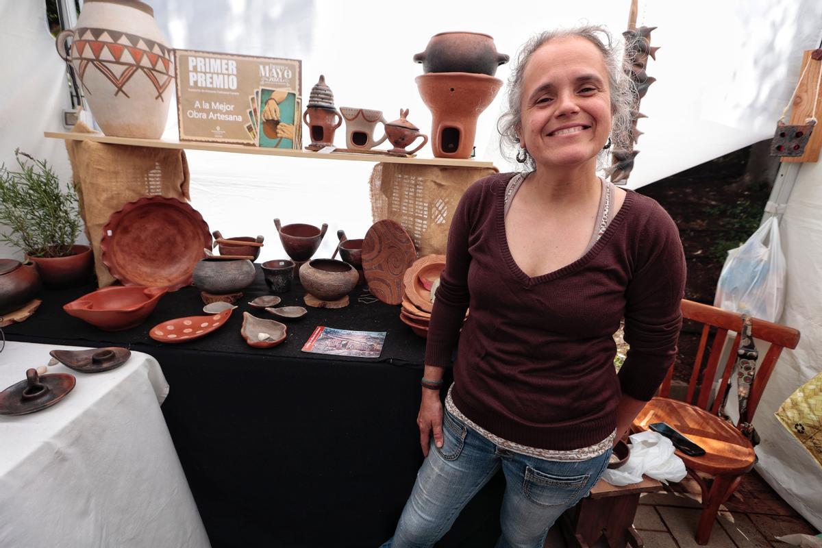 Milagros Santana, con su ‘Ajuar de Sahumadores’, primer premio de Artesanía Tradicional.