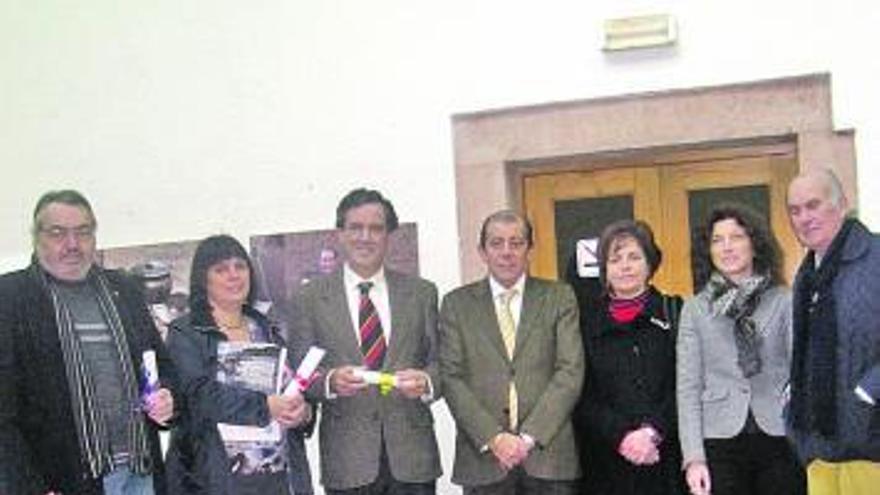 Por la izquierda, Emilio López, de Cáritas; Nieves Castaño, de Médicos del Mundo; Guillermo Díaz, de Fundación Cauce; Antonio Rey, alcalde de Grado; Natividad Castrillo, edil de Servicios Sociales; Patricia Arce, directora general de Mayores y Discapacidad, y Angel Naval, presidente de Unicef en Asturias.