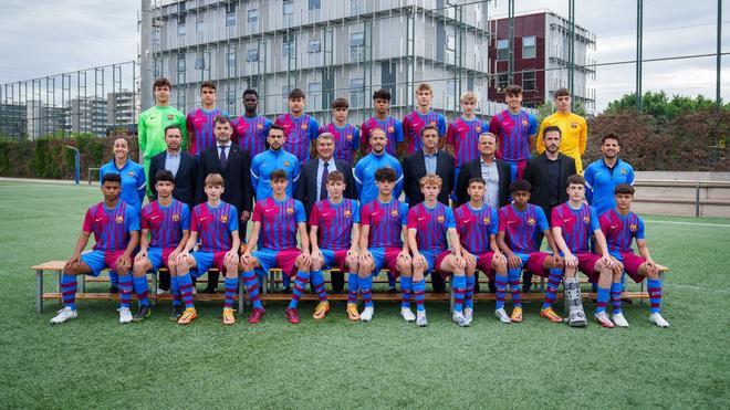 Fotografia oficial del Cadete A del Barça 2021/2022 junto con el presidente Joan Laporta