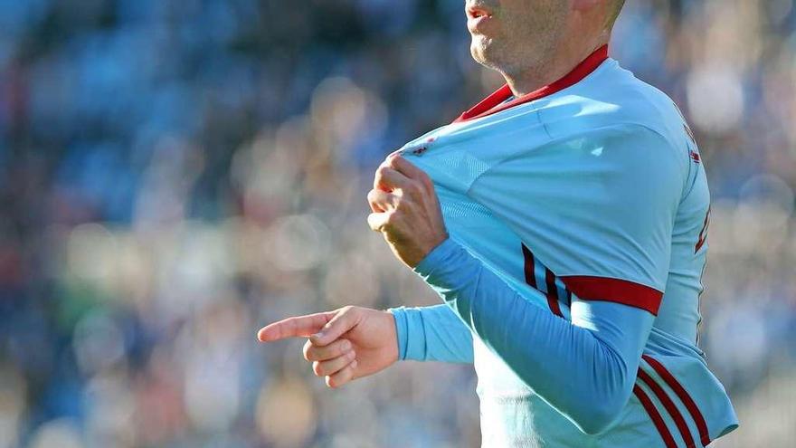 Iago Aspas celebra uno de los dos goles que ayer anotó ante el Athletic Club. // Marta G. Brea