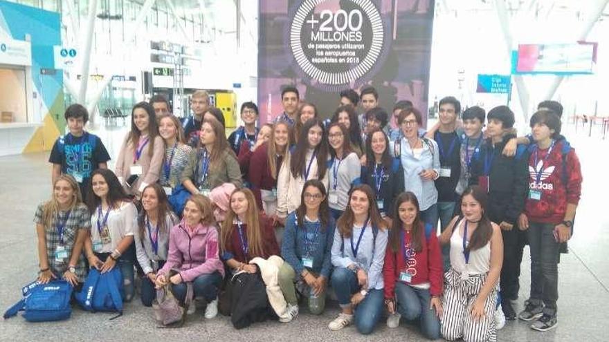 Los alumnos, en el aeropuerto de Lavacolla. // FdV