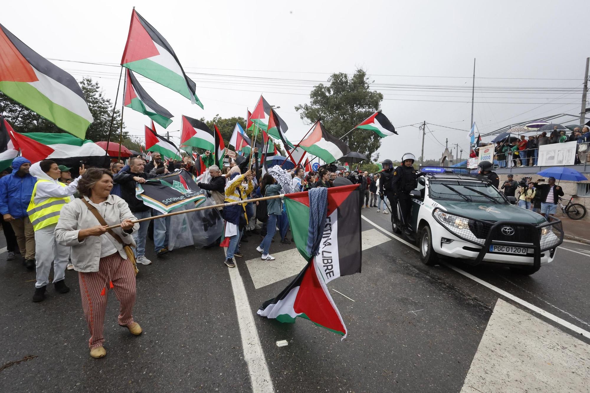 Concentraciones contra el equipo de Israel por el genocidio en Gaza durante el paso de La Vuelta por Pontevedra