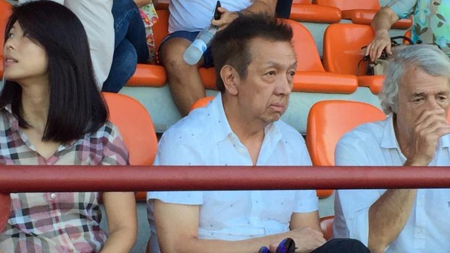 Lim, viendo el partido entre el filial y el Huracán. Foto: Manolo Montalt