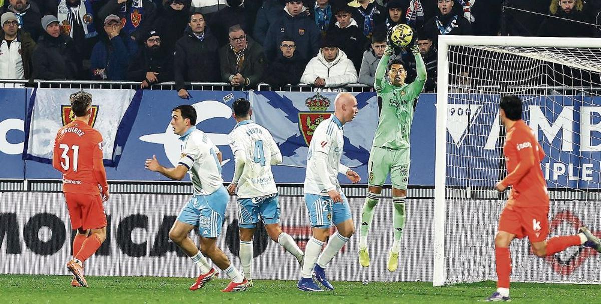 Andrada atrapa un balón delante de Francho, Insua y Valery el sábado.
