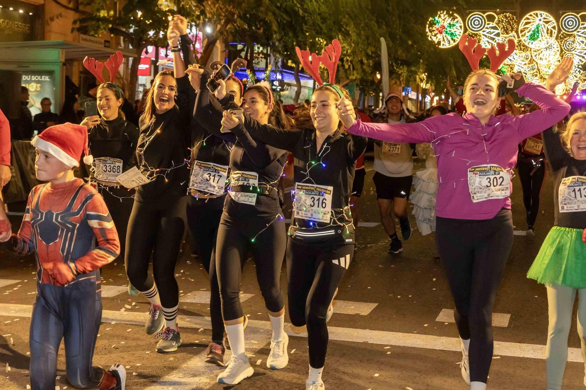 La San Silvestre de Alicante llena de colorido la ciudad