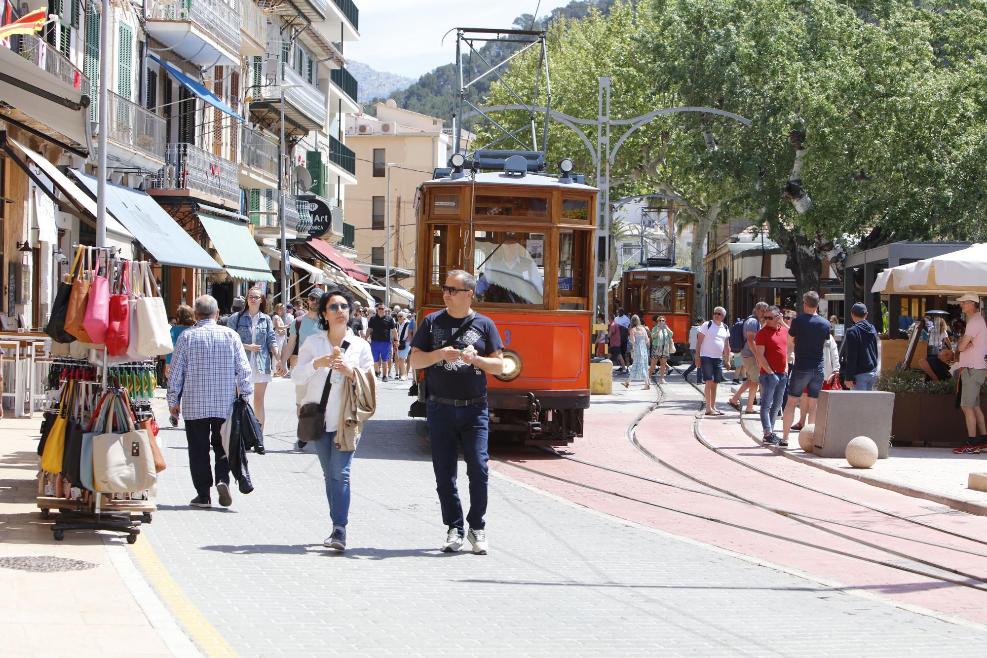 Sonne, Tram, Eis essen: So genießen die Mallorca-Urlauber die Stimmung in Port de Sóller