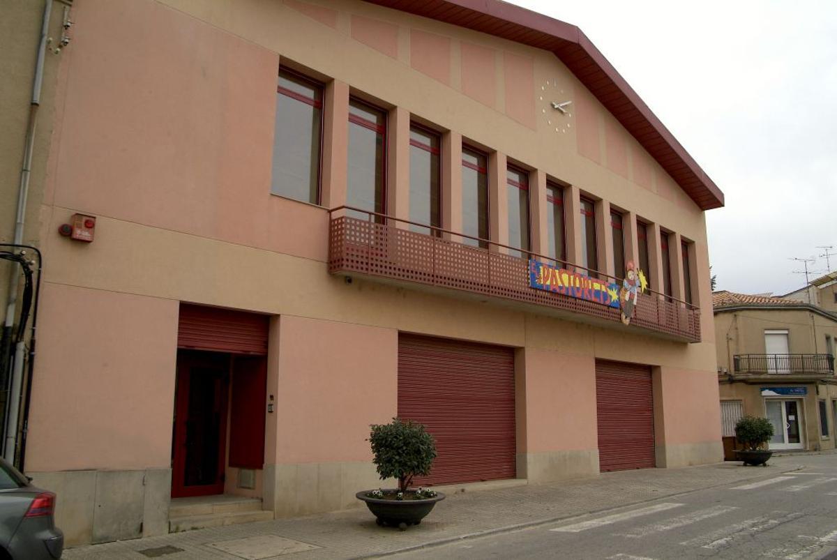 Exterior de la sala El Sindicat de Balsareny, espai on es durà a terme la major part de la jornada