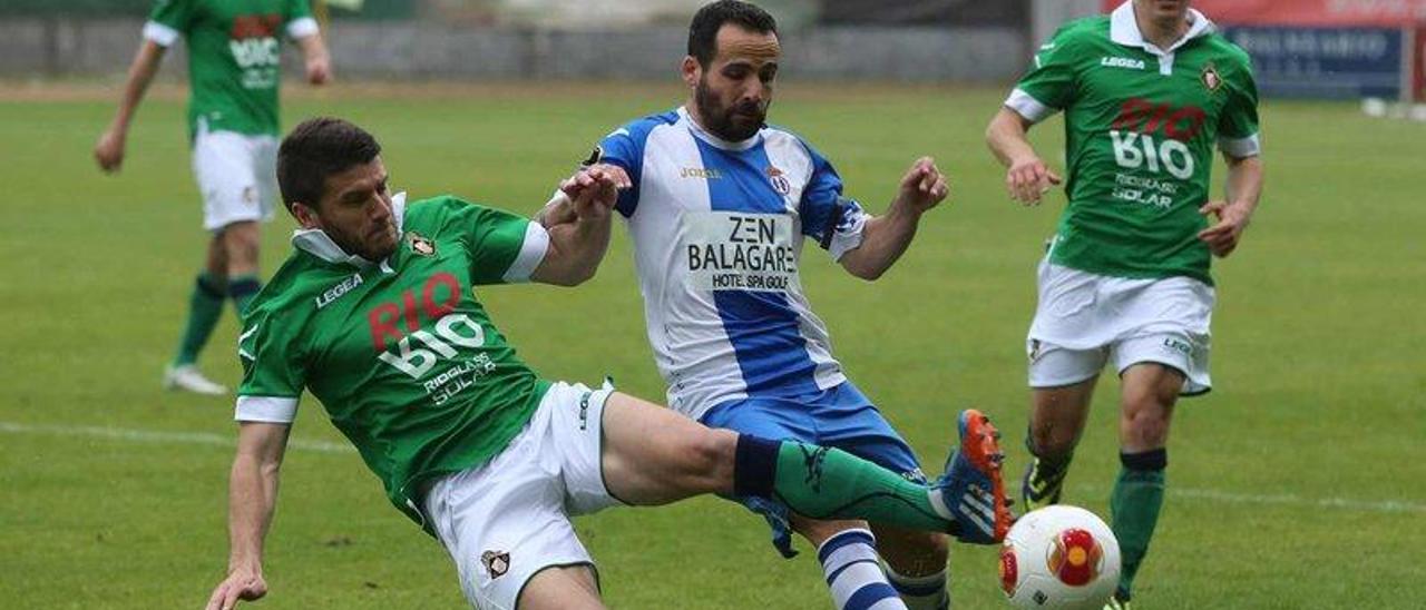 Samuel, a la izquierda, corta un avance del avilesino Omar Sampedro, con su compañero Jorge a la derecha.