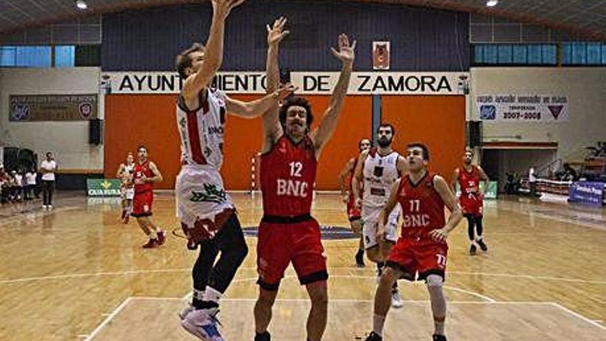 Ryan Nicholas se dispone a anotar ante Basket Navarra.