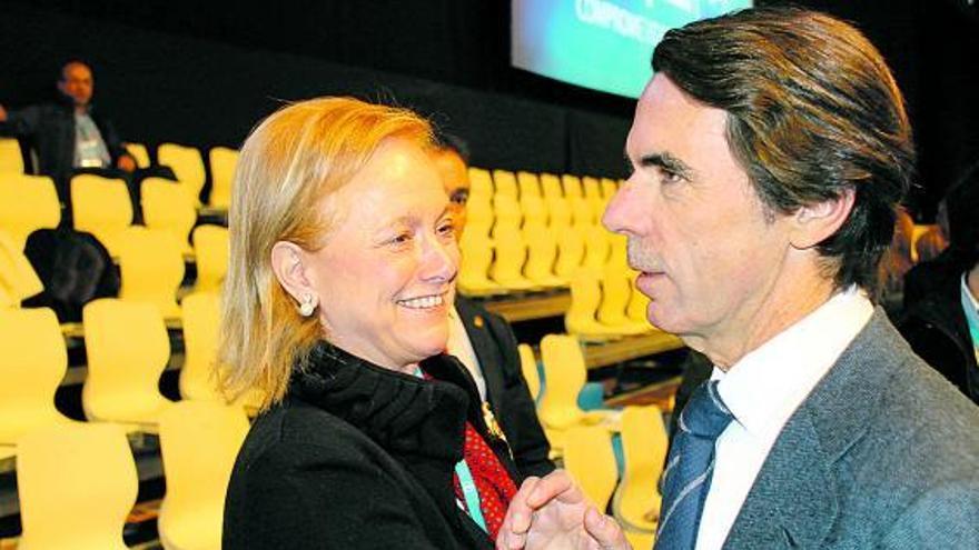 Mercedes Fernández y José María Aznar, ayer, en la sesión final del congreso del PP de Sevilla.