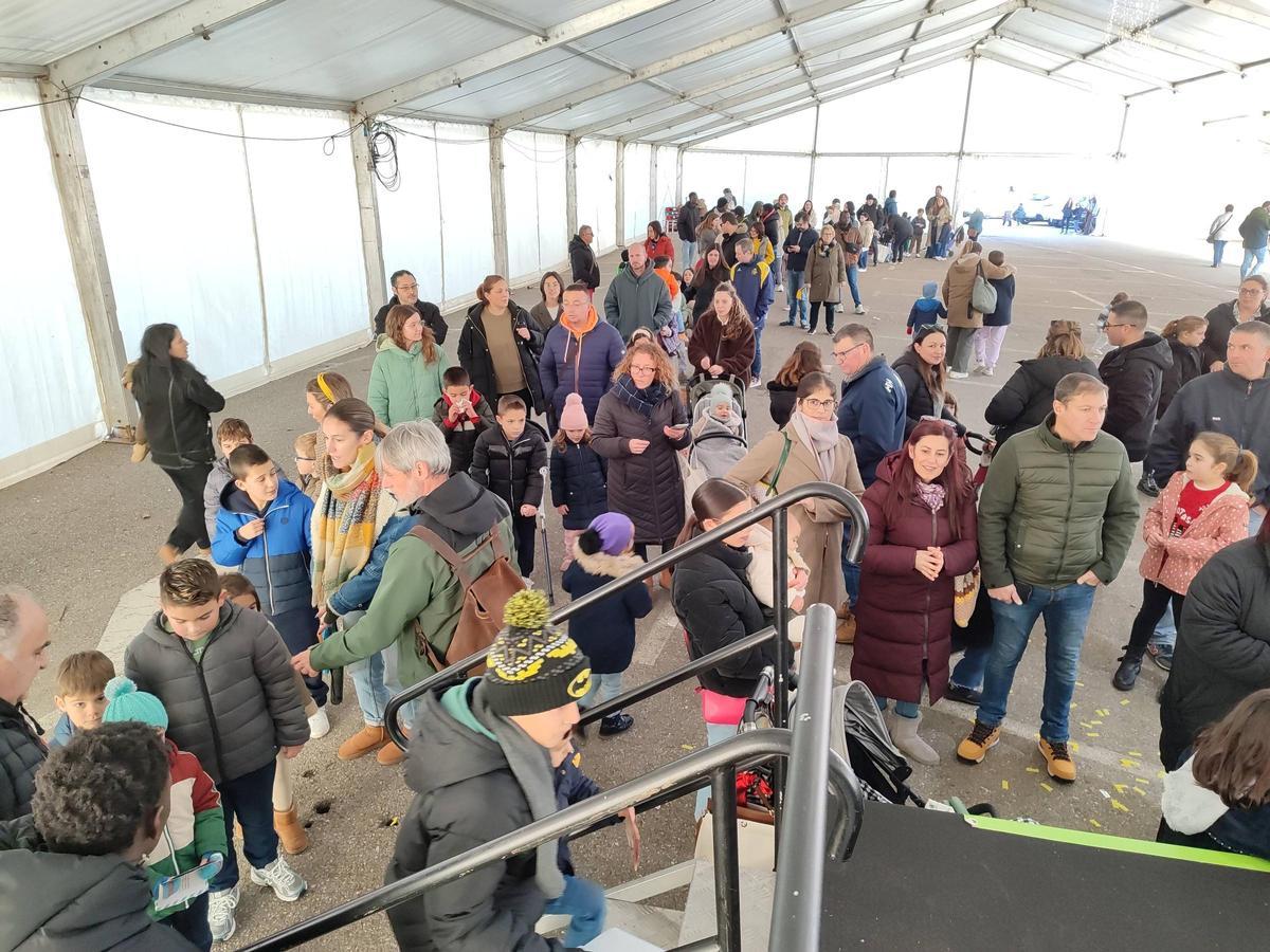 Los Reyes Magos llegan a Bueu por mar antes de la cabalgata de esta tarde