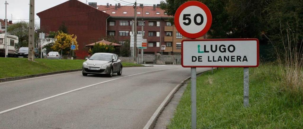 Una pintada transforma la señal de Lugo de Llanera en Llugo.