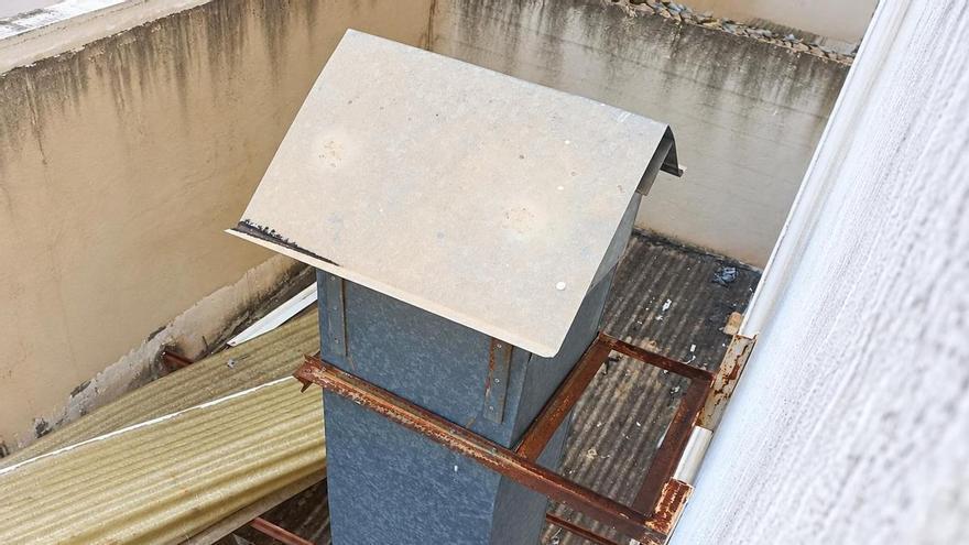 VÍDEO | Denuncia la instalación de «una campana extractora gigante» a centímetros de su terraza en Palma